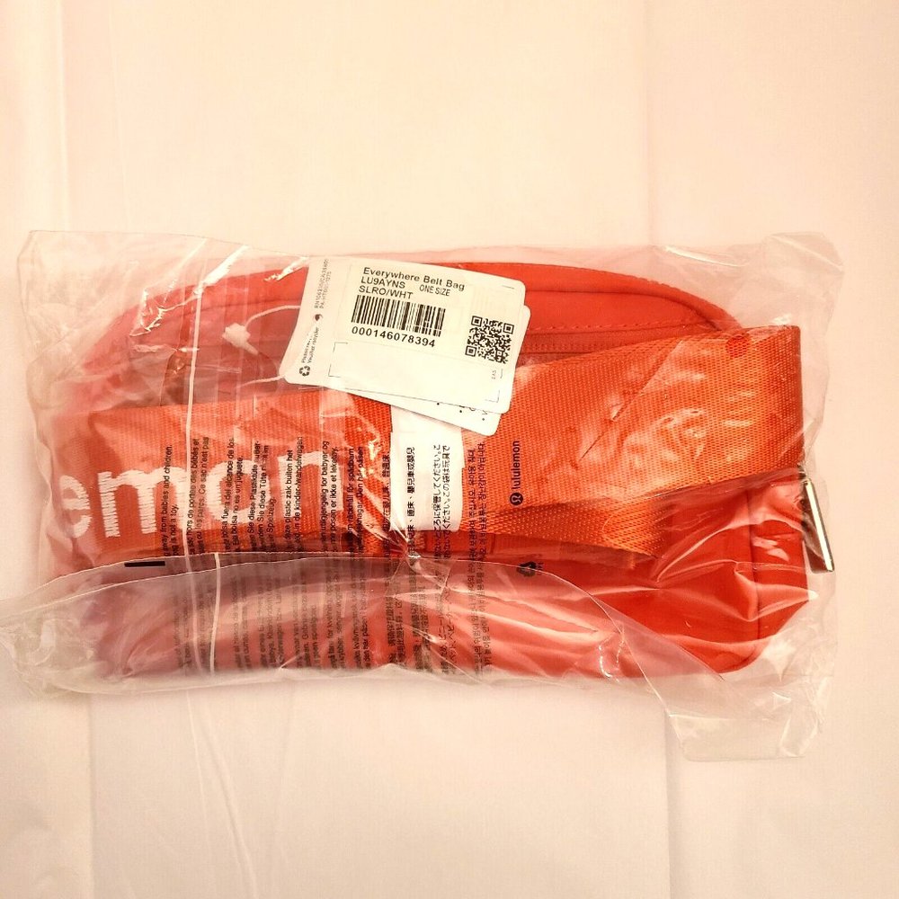 Lululemon Everywhere Belt Bag in Solar Orange / White 1L - Picture 5 of 5